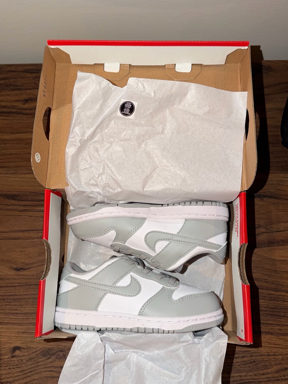 (Brand new)NIKE Kids Low-Top Sneakers in Light Gray and White
